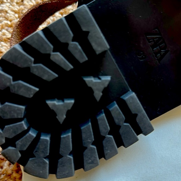 LEATHER CRISSCROSS CAGE SANDALS - Picture 3 of 6